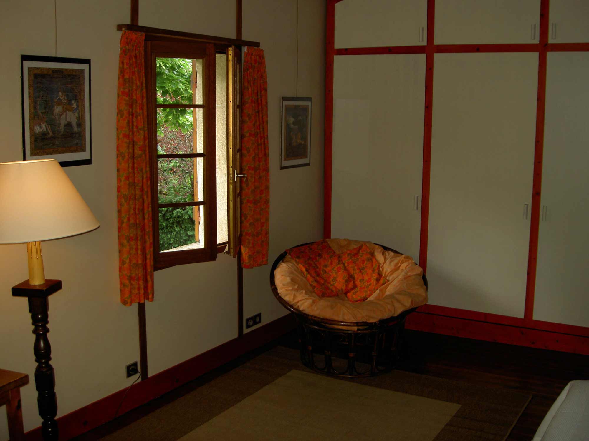 Cliquez pour agrandir la photo du coin repos de la chambre de la Girondine Cliquez pour agrandir la photo du coin repos de la chambre de la Girondine